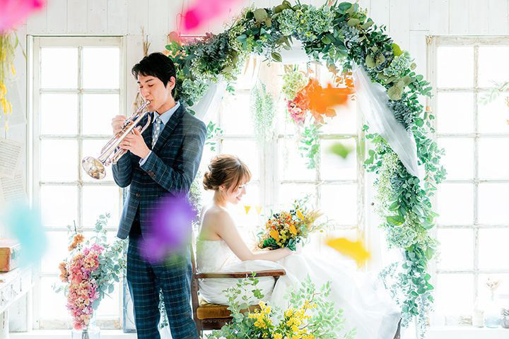 ドレスを着てスタジオで立つ新婦